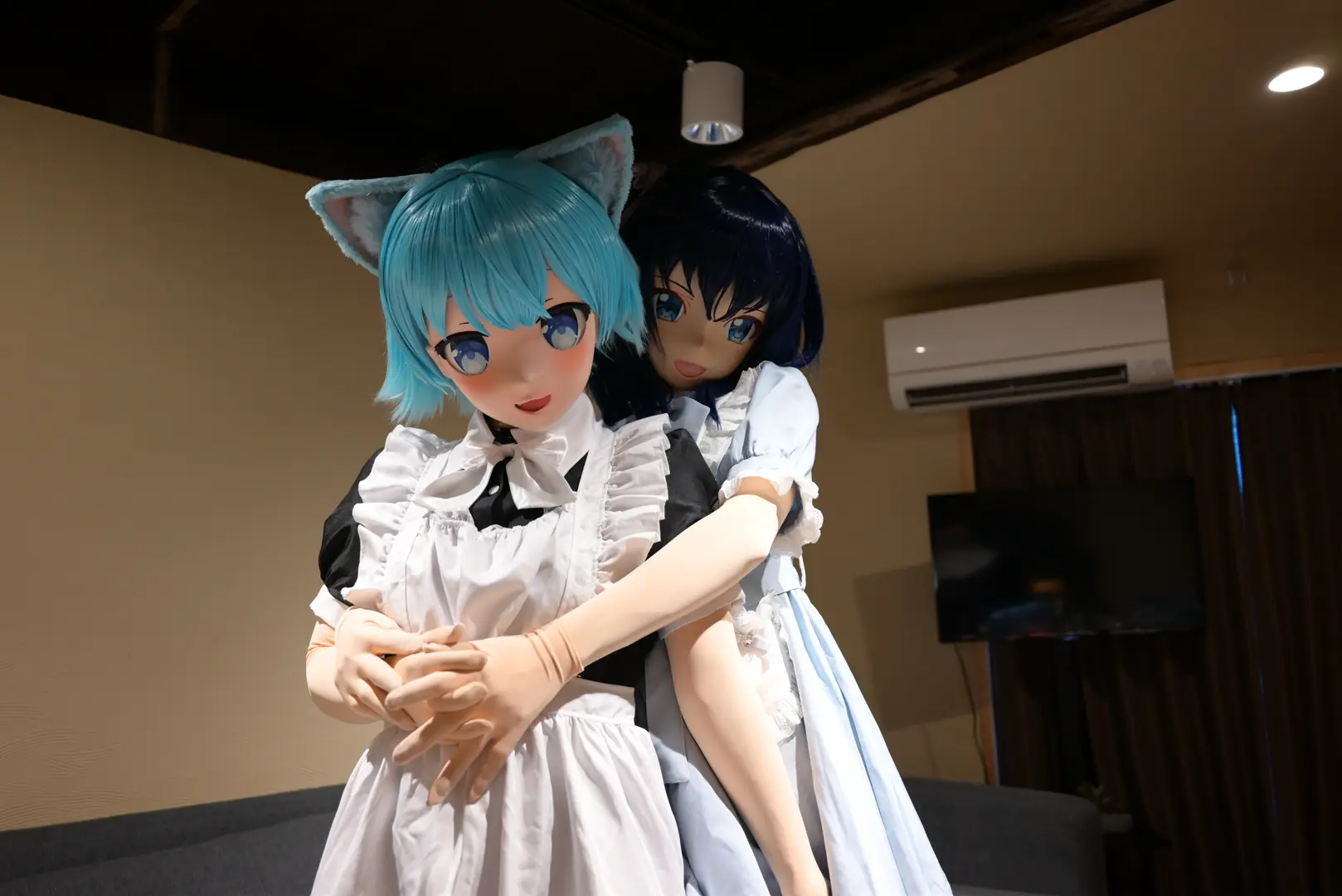 くっしーさんの村上さんに後ろからハグをするOsumi Akari。せとさん（ https://d.kg-misskey.net/@z ）撮影。2025/08/30 着ぐるみすきー！オフにて。