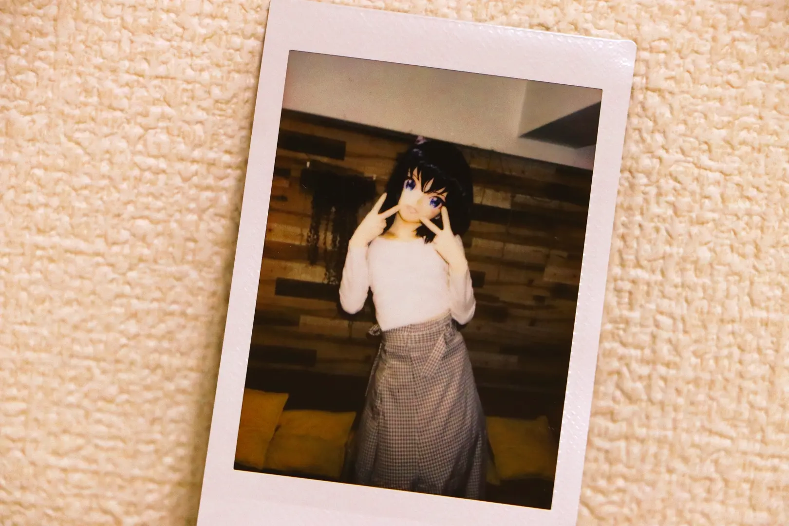 諸々さんに撮影していただいたOsumi Akariのチェキ写真。両手でピースのポーズをとっている