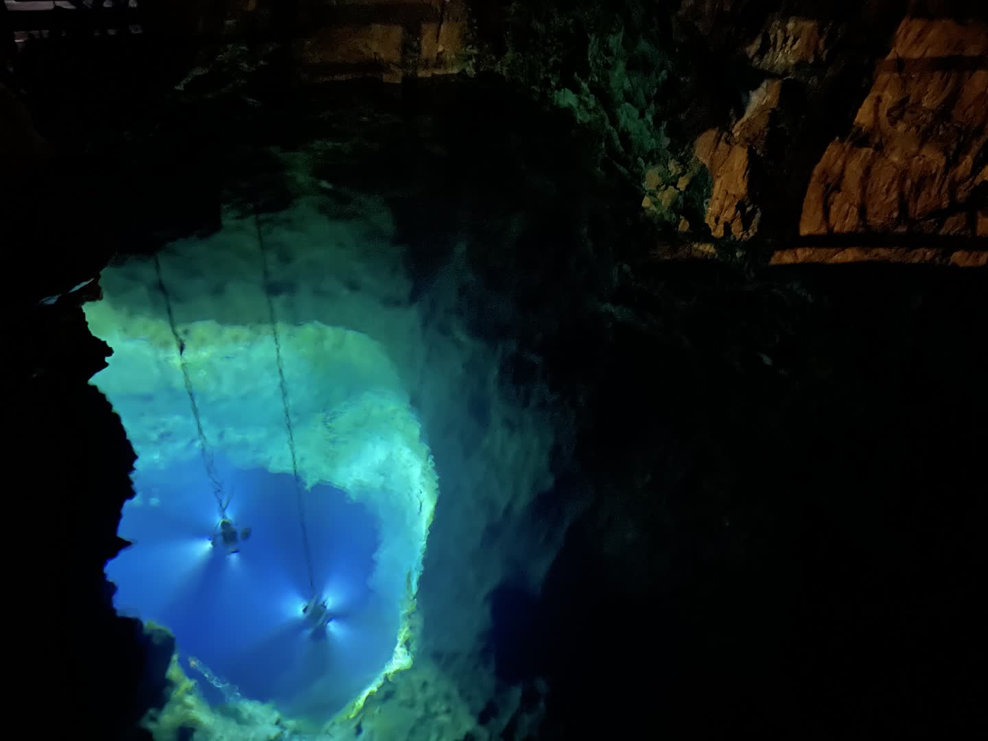 龍泉洞で立ち入ることの出来る最奥の場所から見える地底湖